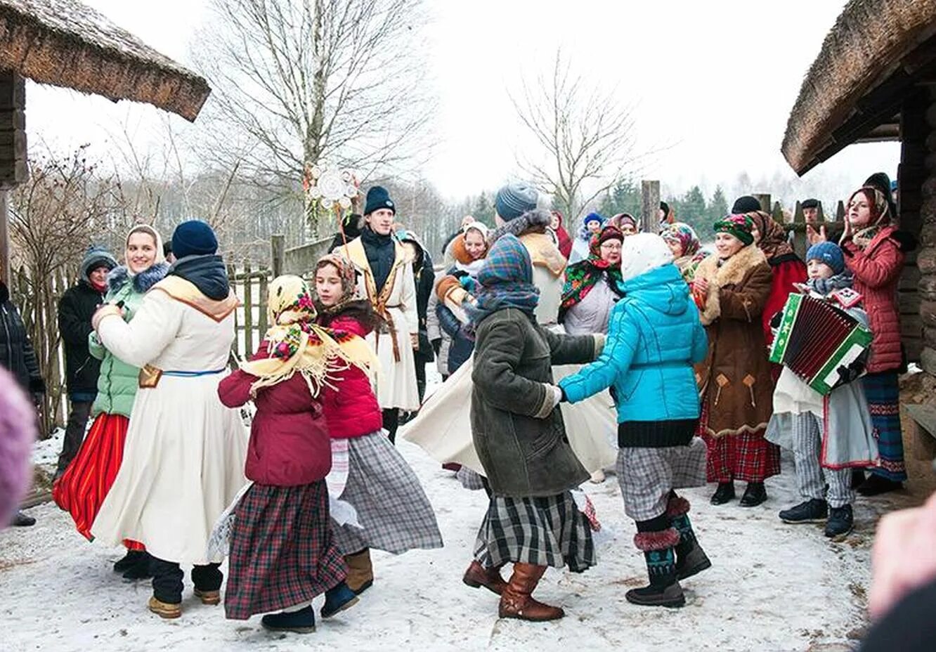 Новгород витославлицы гуляния. Традиции праздника осенины. Троица в музее деревянного зодчества суздаль. Витославлицы великий новгород фестивали. Карельский праздник чаша укко.