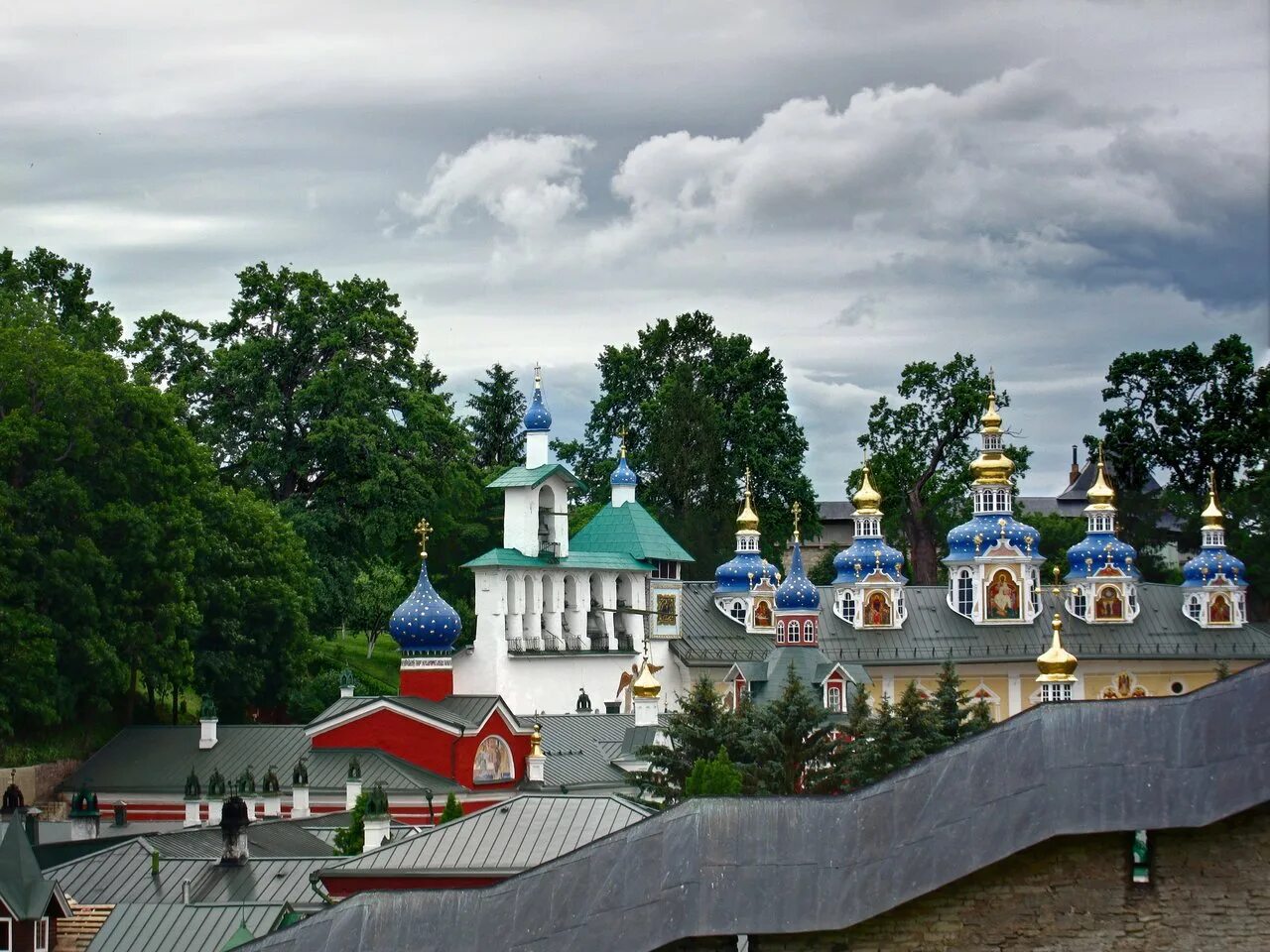 Псково-Печерский монастырь. Псково-Печерский монастырь, г. Печоры Псковская область. Псково-Печерский монастырь сверху. Псково-Печерский монастырь вид сверху. Псково печерский монастырь печоры псковская область