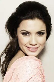 Әдемі жалаңаш әйелдер фигуралары