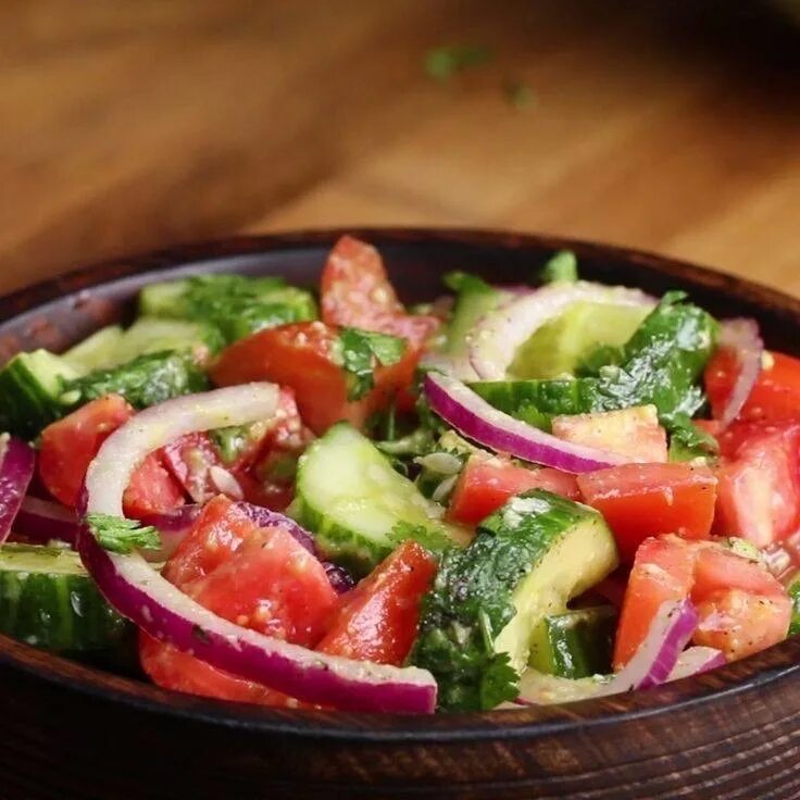Название салатов из овощей. Овощной салат. Летние салаты. Летний овощной салат. Красивый салат из овощей.