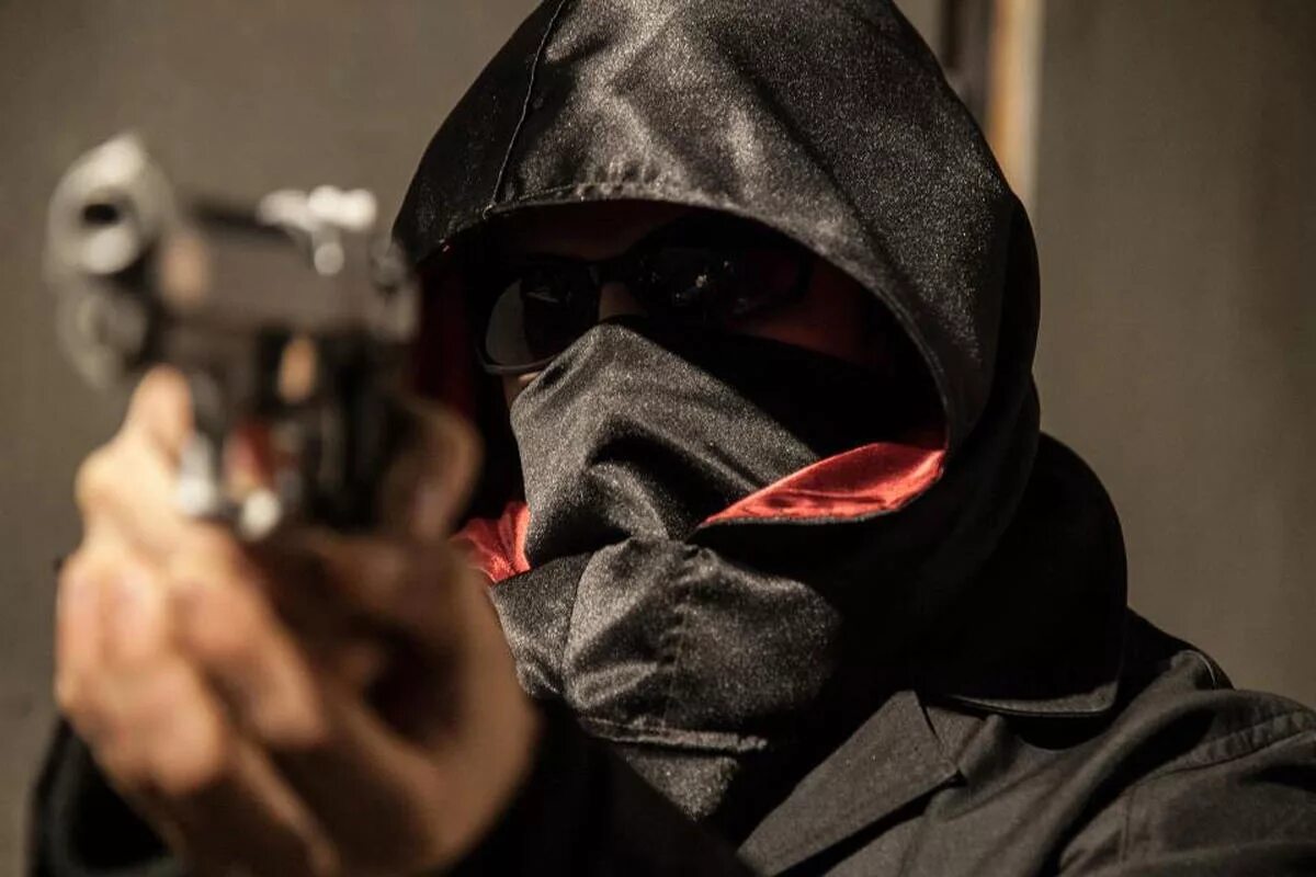 Бандит с пистолетом. Бандиты в масках с оружием. В маске с пистолетом. Человек в Максе и с оружием.