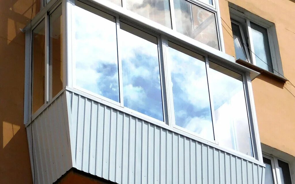 застеклить балкон пластиковыми окнами. выносной балкон. балконы иркутск. алюминиевый балкон. балкон из профнастила.