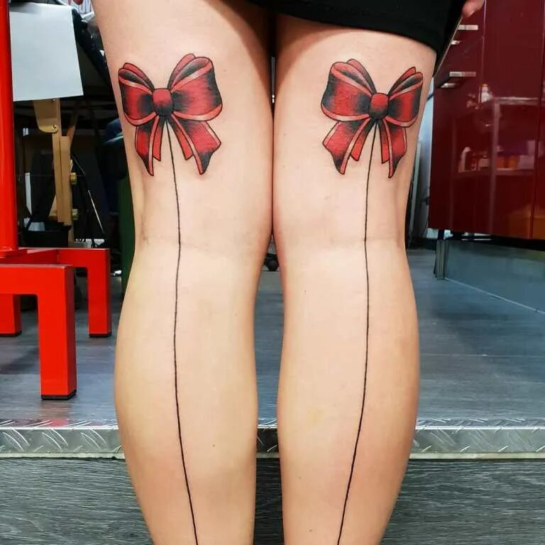 Тату банты на бедрах. Тату бантики на бедрах. Бантики на ногах у девушек. Тату бантик на ноге для девушек. Бантики на ногах у девушек.