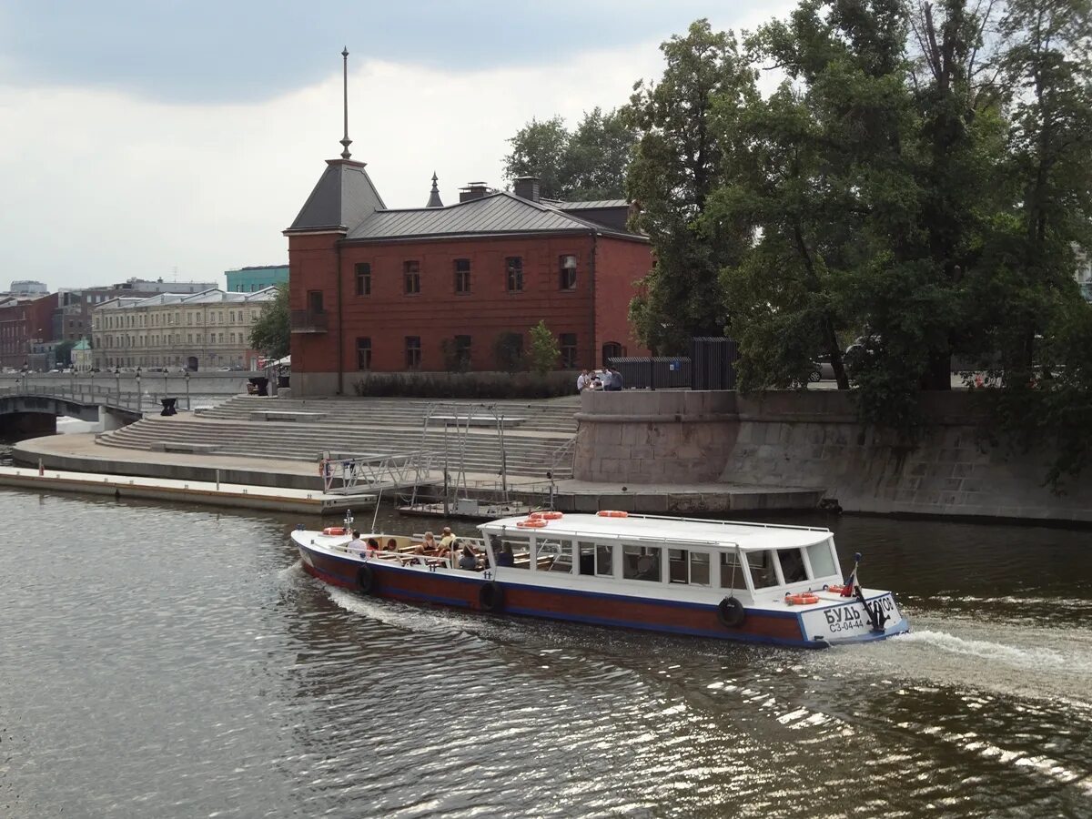 Водное такси москва. Москва Третьяковский мост водное такси. Водное такси Москва река. Водное такси Зарядье. Речное такси в Москве.