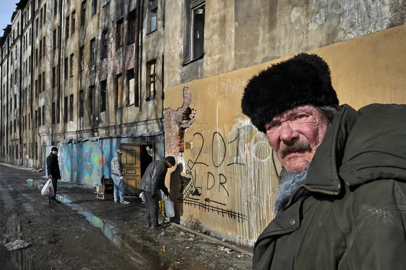 Бомжи санкт петербурга. Бедные улицы России. Нищий город.