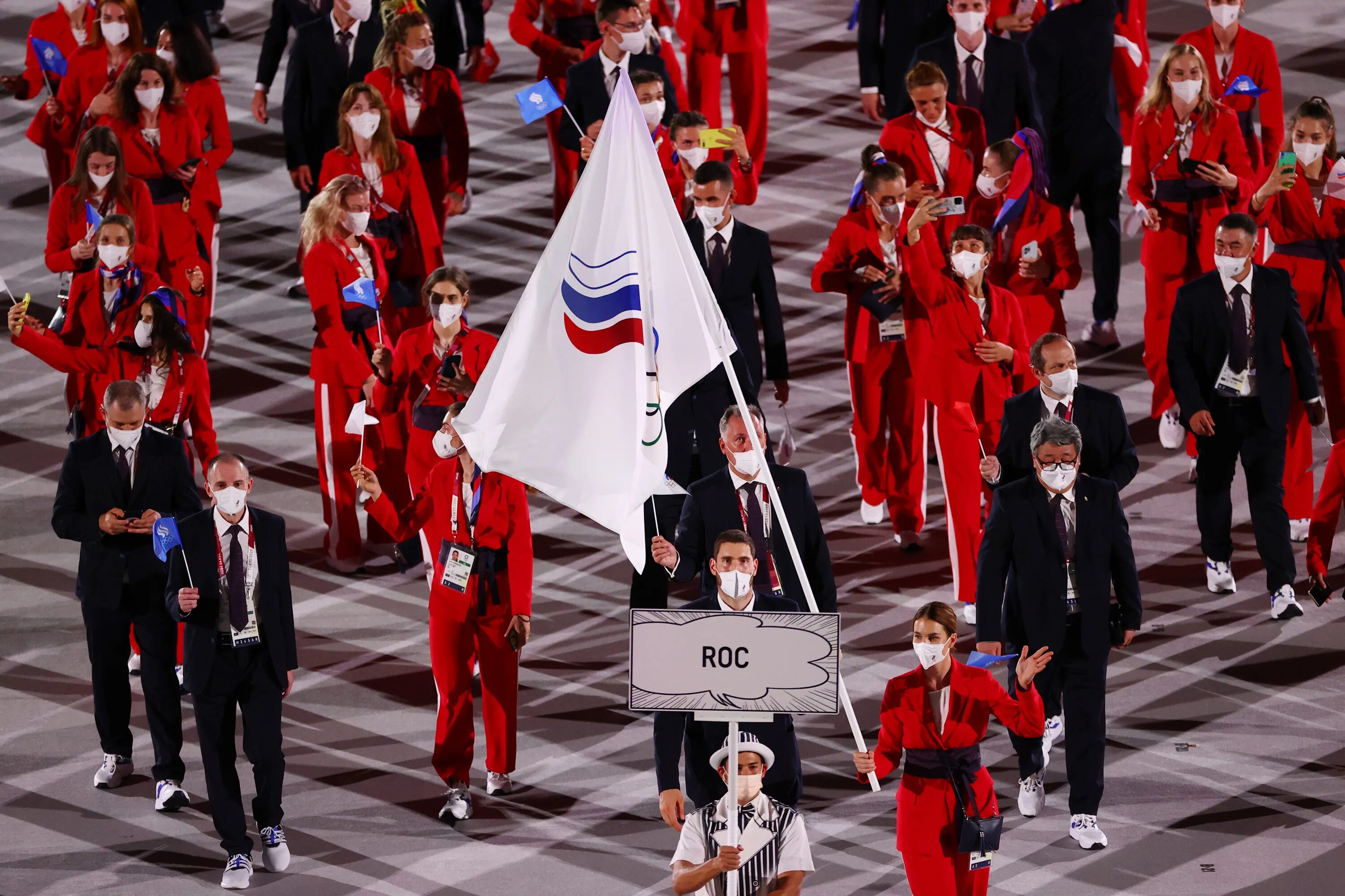 Сборная России на Олимпиаде в Токио 2021. Церемония открытия олимпиады в Токио 2021. Знаменосец России на Олимпиаде в Токио. Красных олимпийские игры