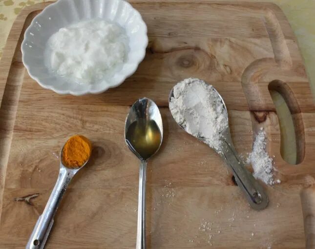Ложка столовой овсянки. Ложка из натуральной ракушки. йогурт с ложкой.