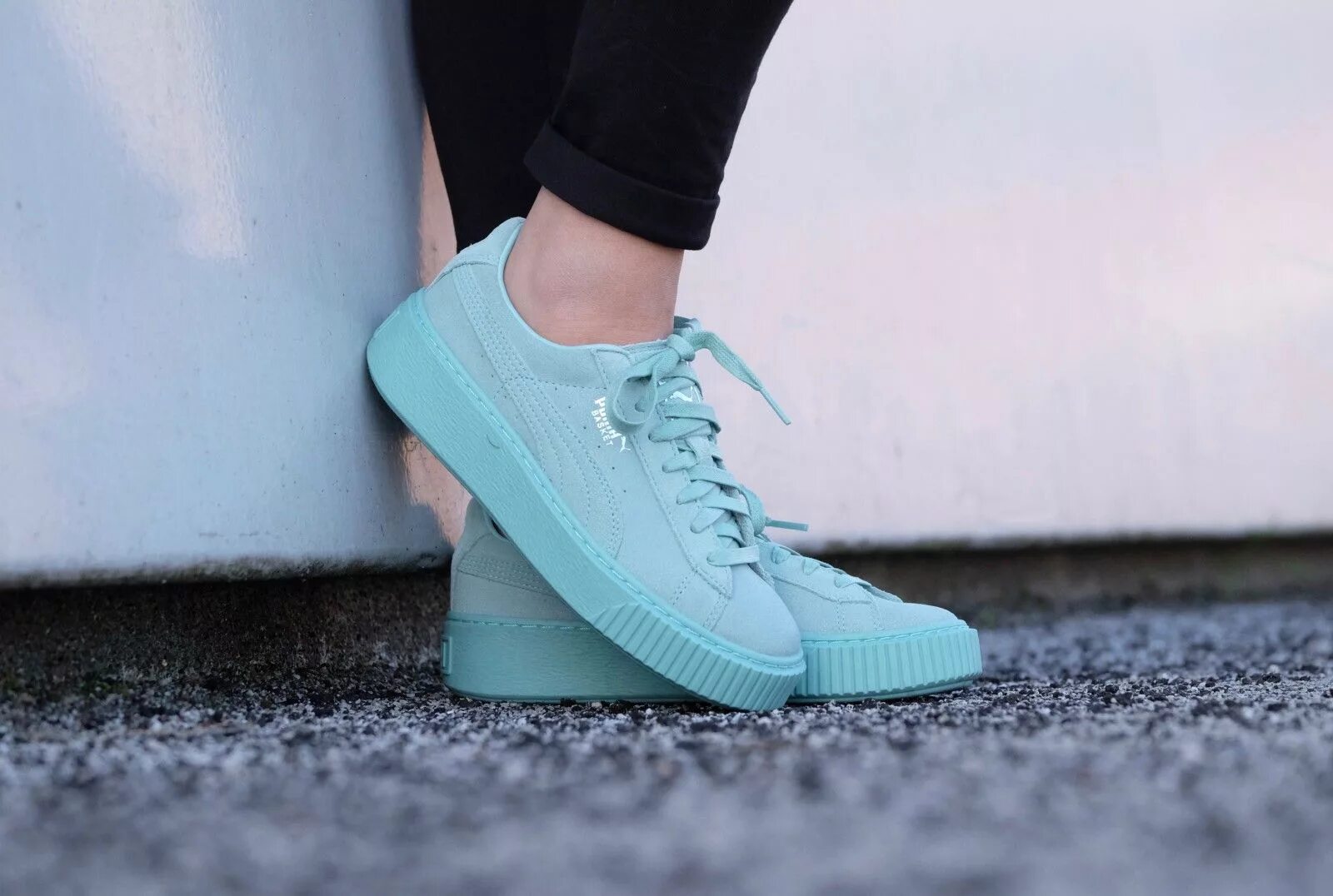 Кроссовки серо бирюзовые или розово. Puma Basket platform Blue. Кроссовки Puma Basket. Кроссовки Пума бирюзовые. Basket platform Puma кроссовки бирюзовый.