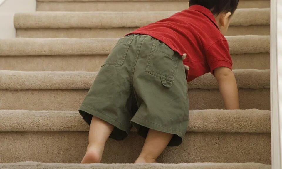Мальчик поднимается по лестнице. Ступенька для детей. Лестница для детей. Мальчик на лестнице.