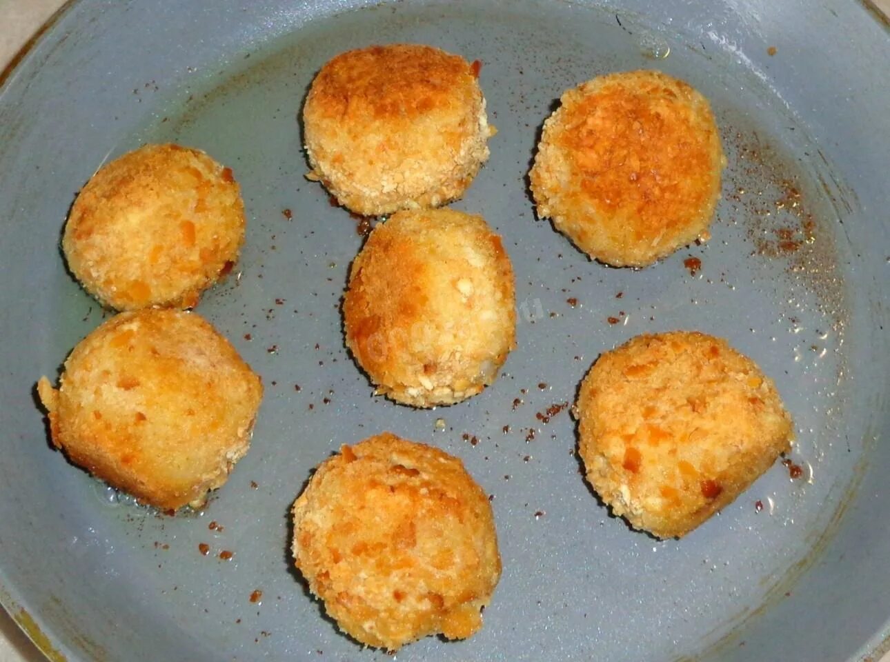 Картофельные шарики на сковороде. Картофельные шарики с сыром в духовке. Шарики из картофеля. Картофельные шарики на сковороде. Шарики из картофеля и муки.