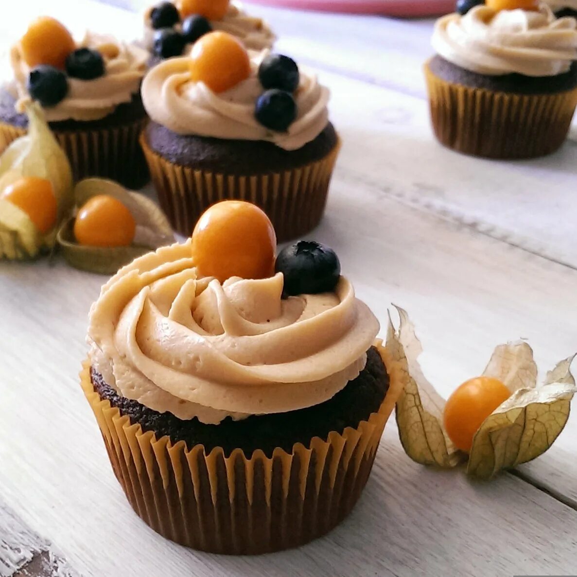 капкейки без. капкейки с печеньем орио. украшение капкейков кремом. маффины с кремом. трайфлы рафаэлло.