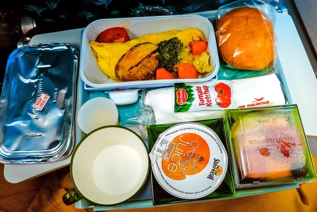 Что можно брать в самолет из еды. Набор еды в самолете. Вегетарианское питание Аэрофлот. Вегетарианское питание на борту. Вегетарианское питание в самолете.