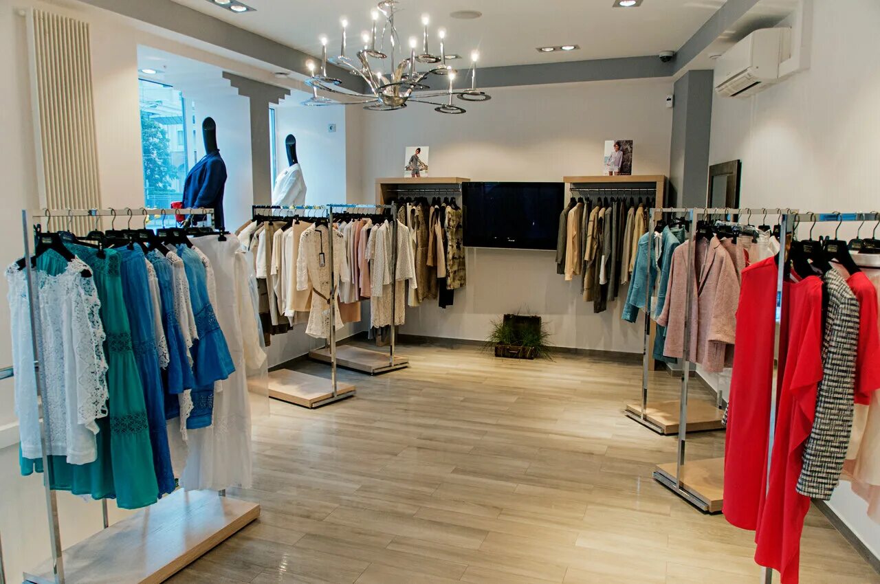 Магазин одежды люкс. Диана де люкс одежда. Брендовые мужские магазины. Luxe одежда. Бутик люксовой одежды.