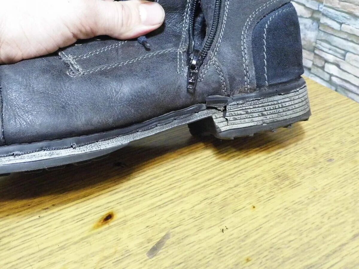 Заклеить подошву обуви. Починить подошву кроссовок. Лопнула подошва на сапогах. Треснула подошва на обуви. Починить треснувшую подошву обуви.