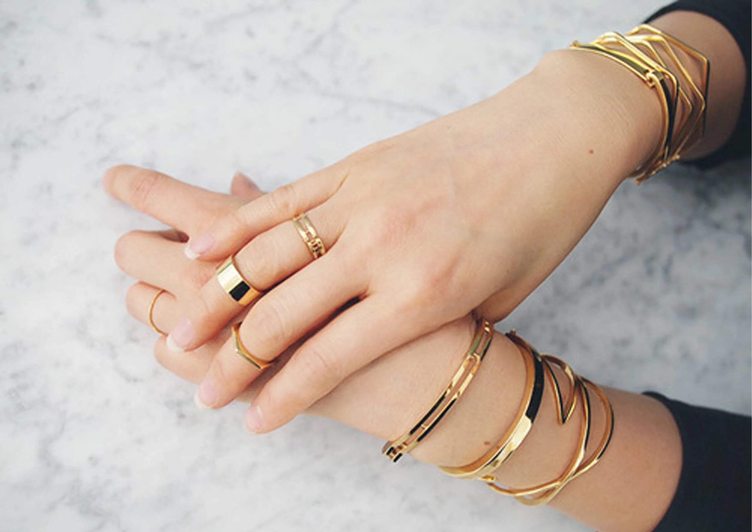 Кольца золото на руках. Стильные браслеты. Золотой браслет на руке. Браслет из золота. Модные браслеты.