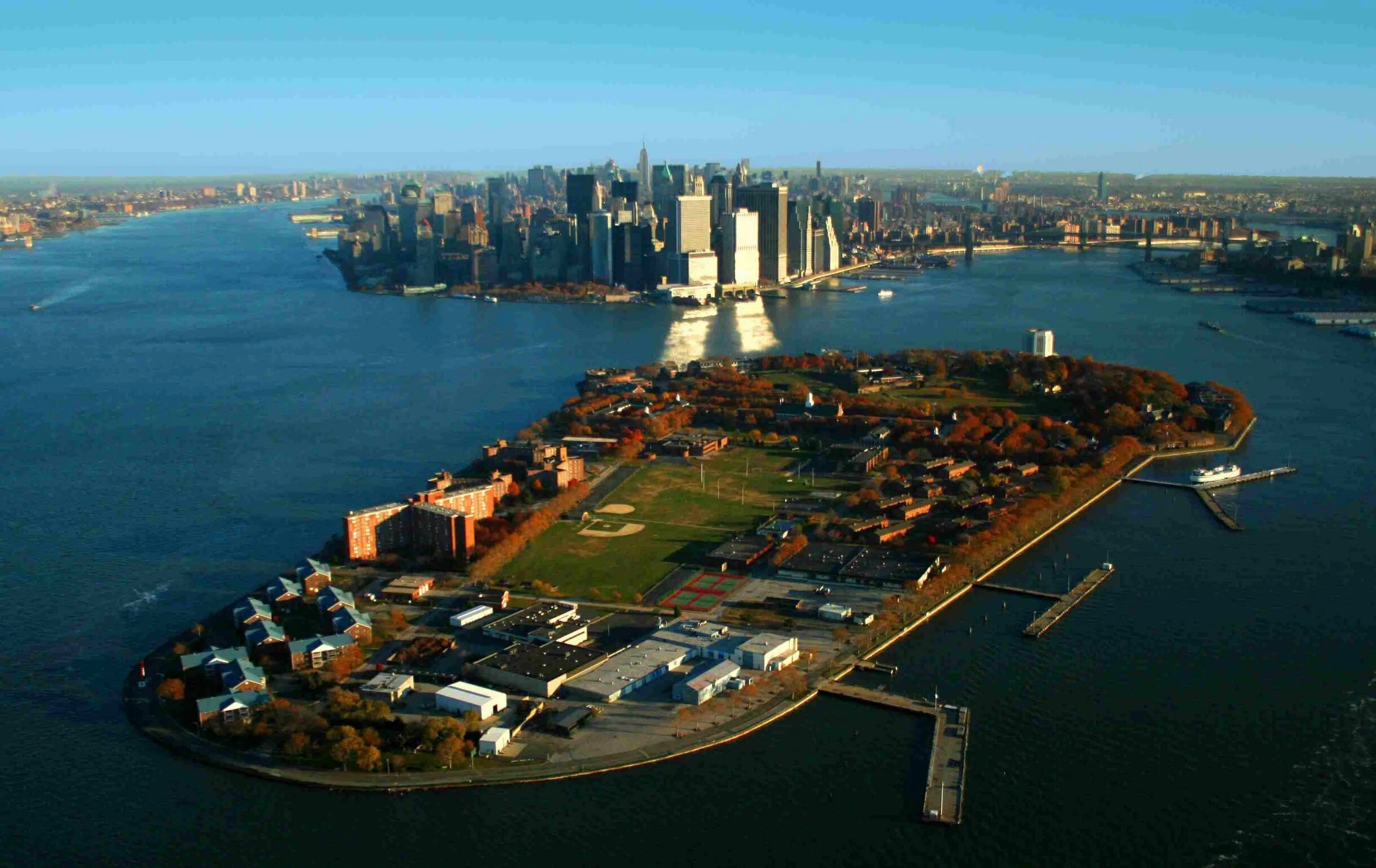 Остров Говернорс Нью-Йорк. Остров Эллис Нью Йорк. Ellis Island в Нью Йорке. Остров губернатора Нью-Йорк.