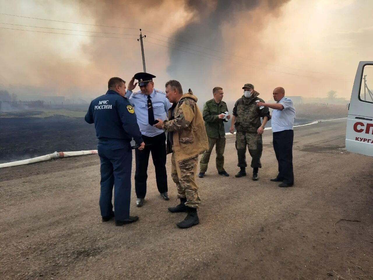 Пожары в Курганской области. Пожарные на пожаре. Кетовский район пожары. Пожар в деревне.