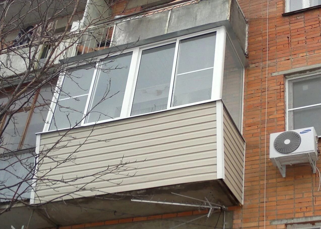 пластиковые окна сосна. окна электроугли. окно с соснами. пожаростойкое окно. балкон в хрущевке с улицы.