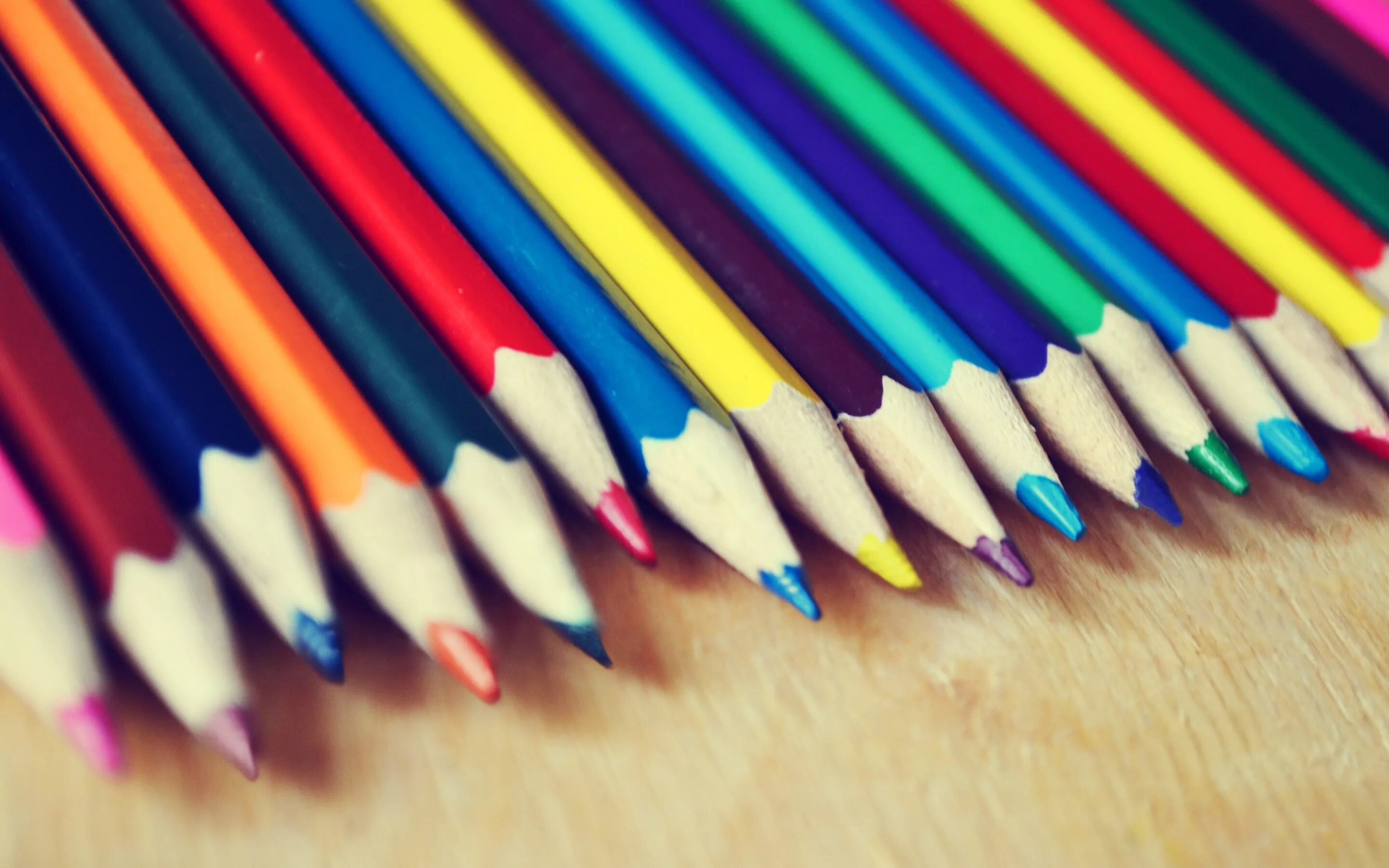 Карандаши цветные. Карандаш фото. Цветные карандаши на столе. Много цветных карандашей.