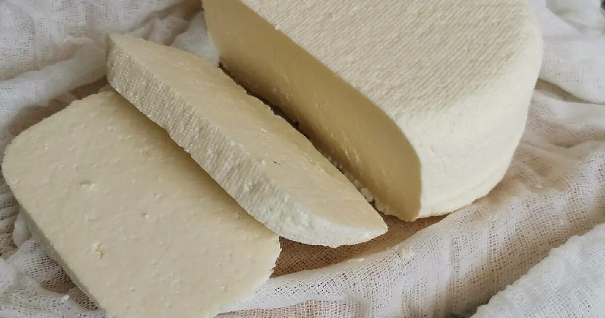 Домашний козий сыр из творога. Адыгейский козий сыр. Домашний сыр. Творожный сыр адыгейский. Сыр из молока.