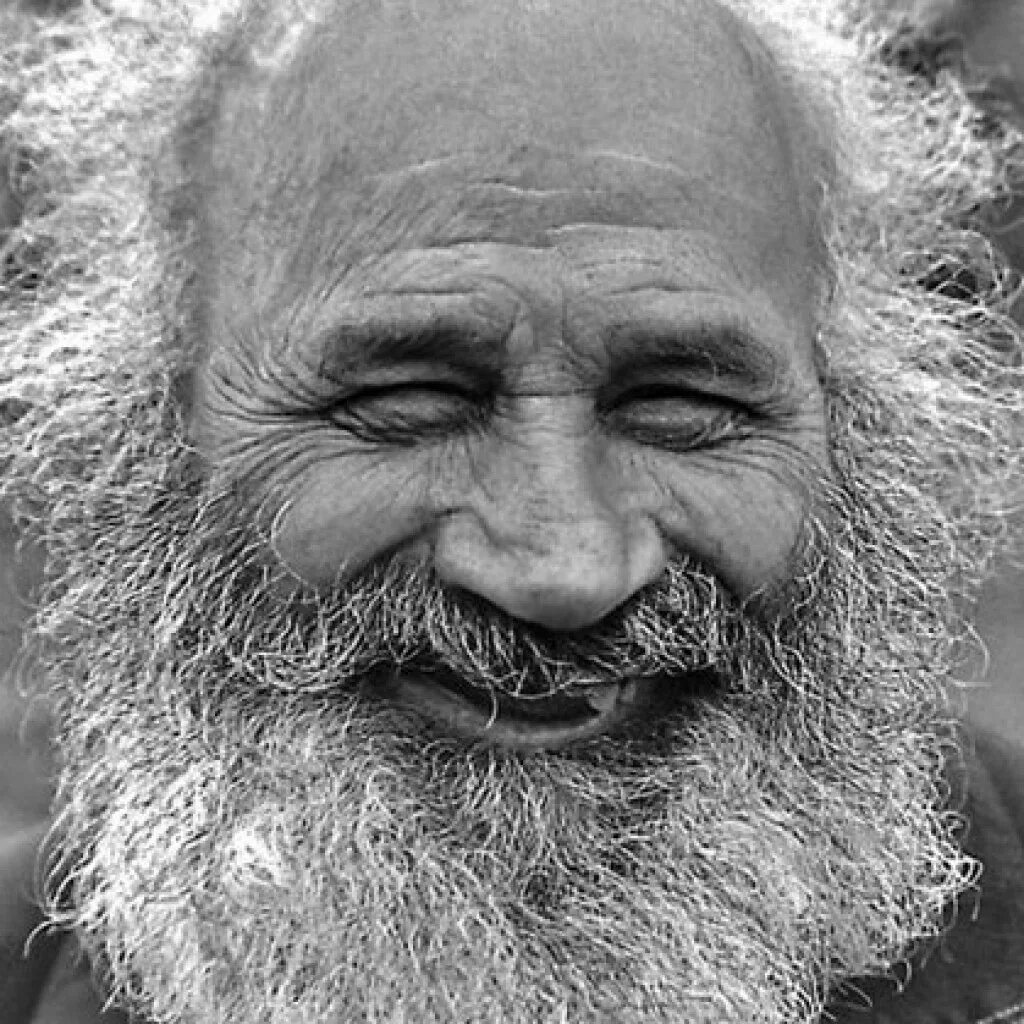 Лесник кузьмич. Веселый дедушка. Доброе лицо. Веселые старики. Дед запереть.