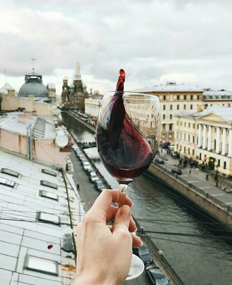 Крыша и вино санкт петербург. Вино петербург. небо и вино санкт-петербург. питер и бокал вина. бокалы на фоне питера.