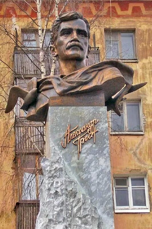 Где установлен памятник александру грину. Грин писатель. памятник грину киров.