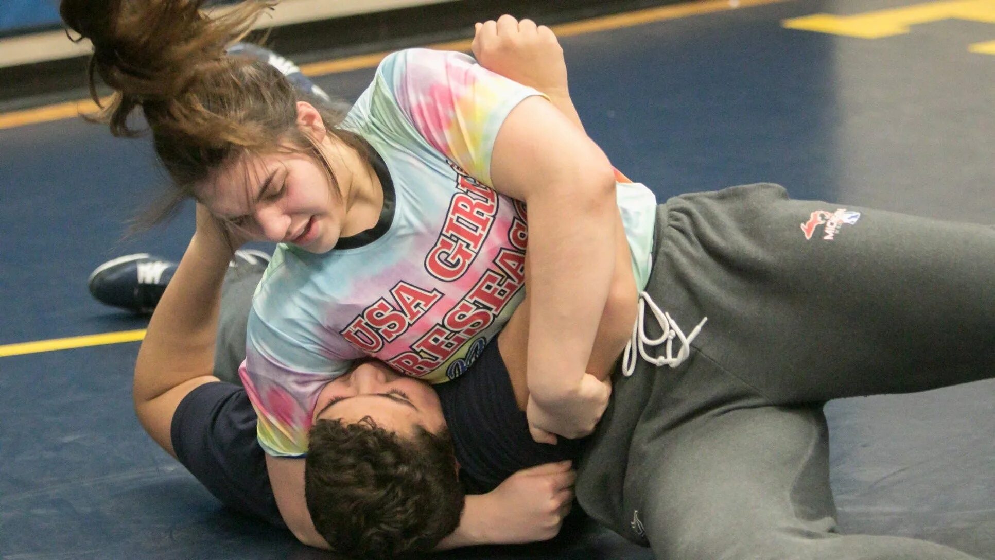 Фатима реслинг. Миксед врестлинг. Алекса блисс реслинг ножки. Collegiate wrestling девушки. Смешанная борьба дети.