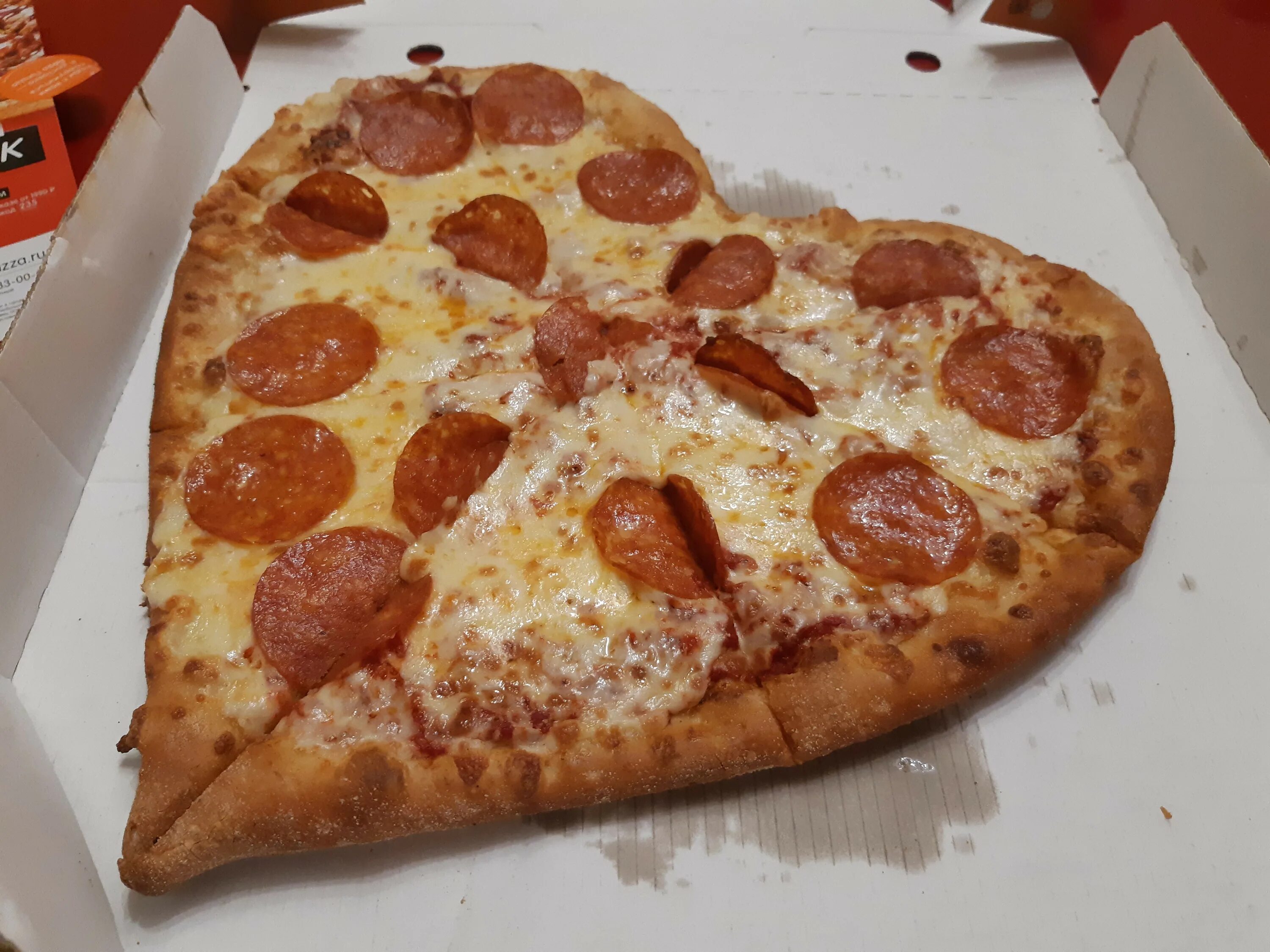 Додо пицца сердце. Додо пицца сердечко. Пицца сердце Dodo. Пицца сердечко. Додо Челябинск.