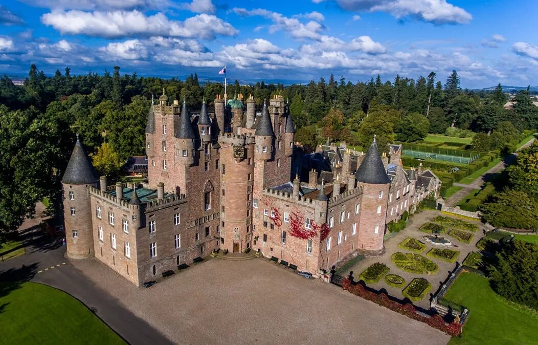 Castle down. Глэмис Кастл. Замок Гламз. Glamis Castle (Глэмис Кастл), Austin Великобритания, 1992. Замок Глэмис Шотландия ночью.