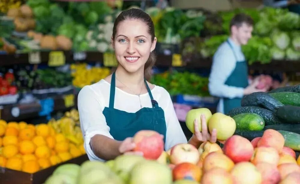 Продавец еа выкладку товра. Продавец овощей и фруктов. Вакансии продавцом овощей в москве. Продавщица овощей. Вакансии продавцом овощей в москве.