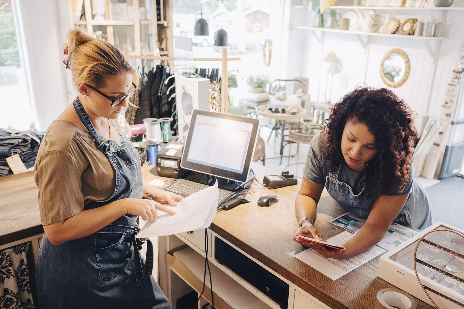 Бизнес для девушки с минимальными. Small business. модные бизнесы 2025. девушка планирует бюджет. small business owner woman.