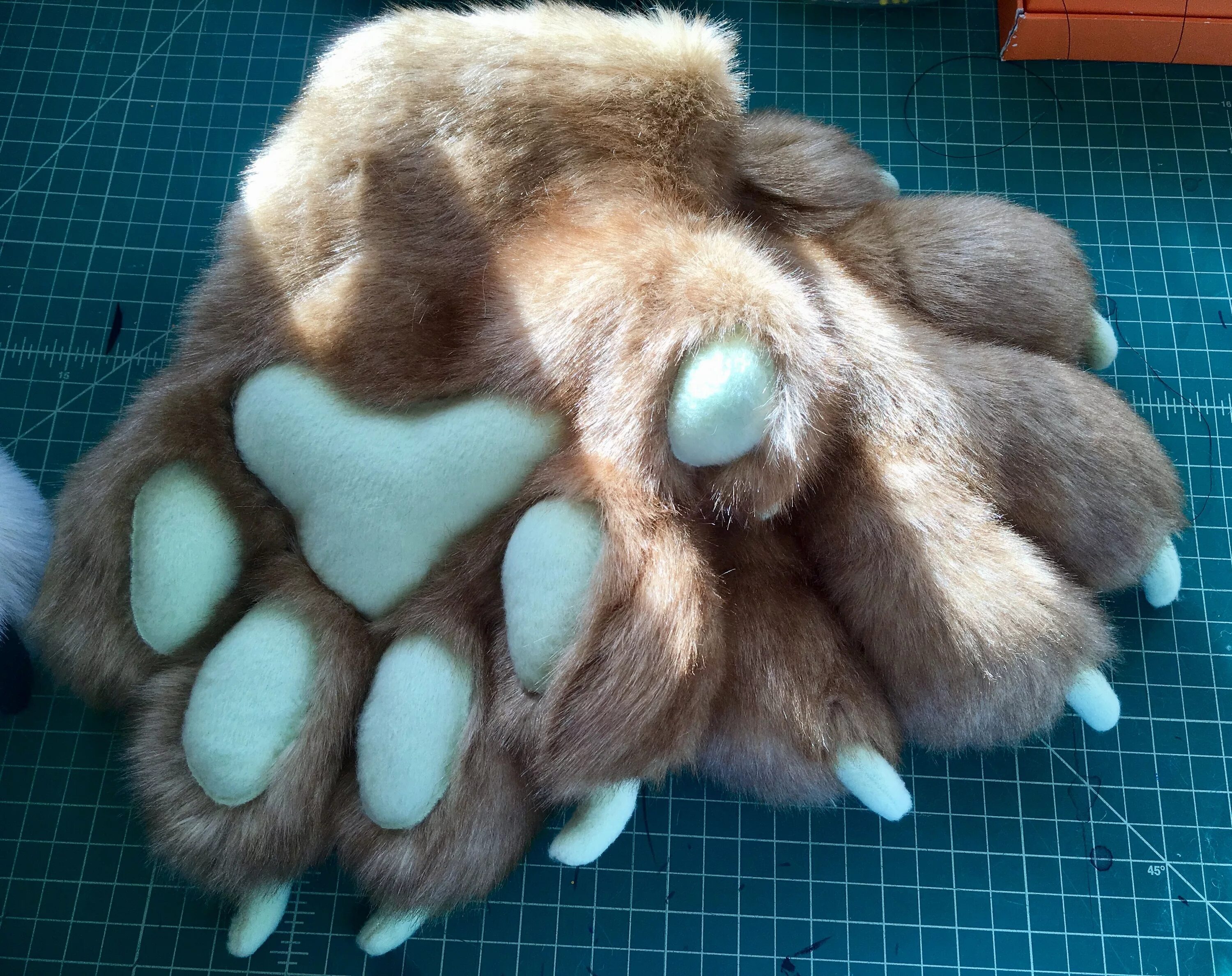 Как делать лапки. Fursuit Paws перчатки. Фурсьют лапы. Фурчатки. Фурчатки лапы.