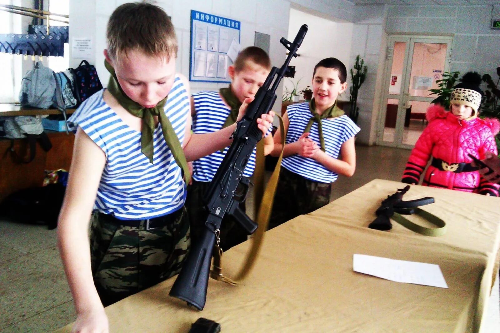 Пришел в школу с оружием. Школьник с оружием. Школьник с автоматом. Автомат в школе. Ребенок с автоматом.