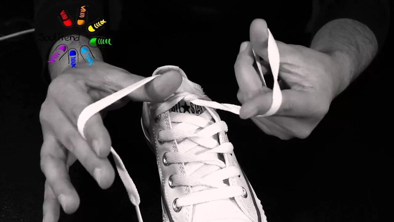 Связать шнурки между собой. Как быстро завязать кроссовки. Шнурки за пару секунд. Как быстро завязать шнурки за 2 секунды. Как завязывать кроссовки видео
