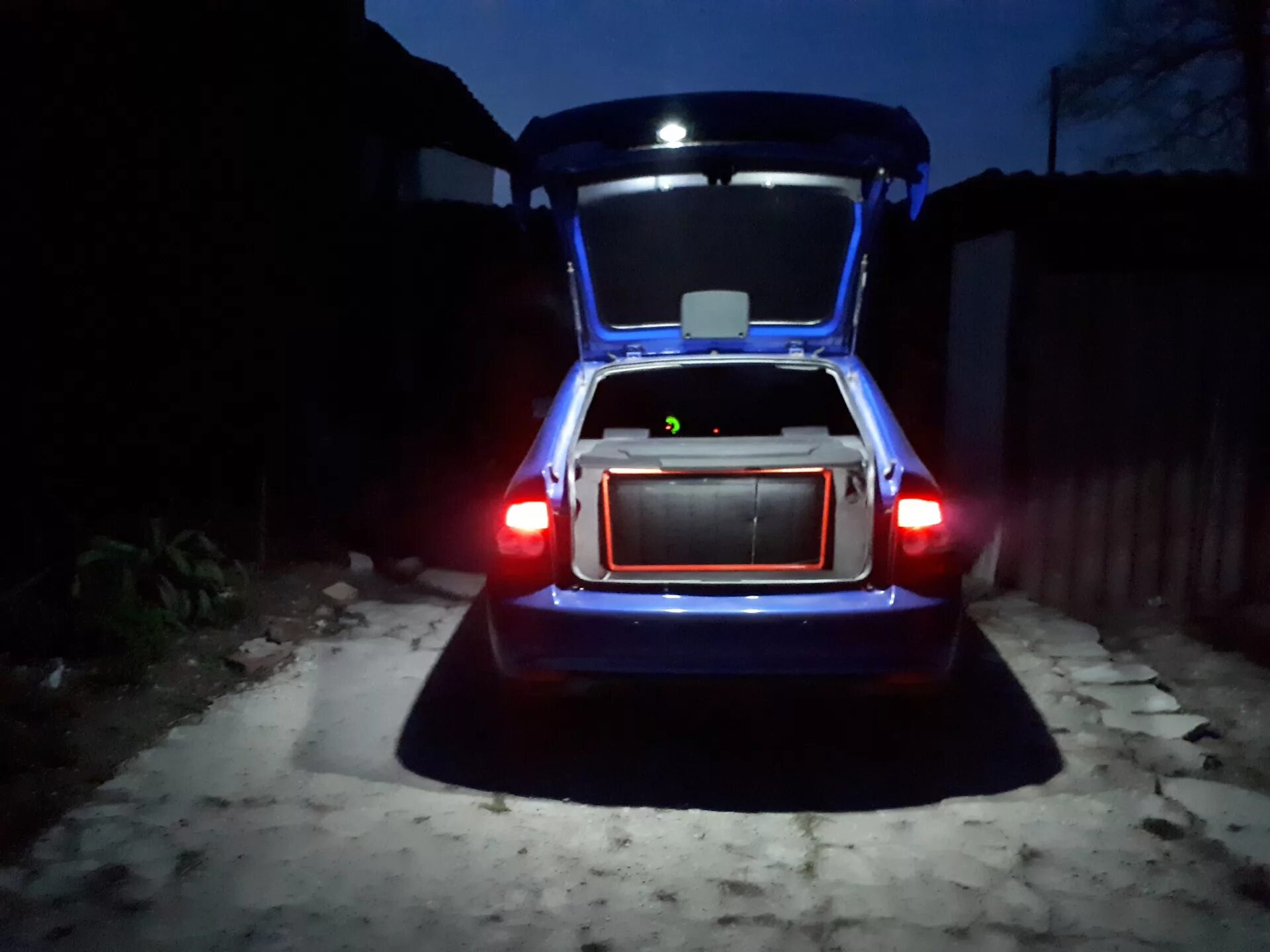 Освещение приоры. Подсветка багажника Приора хэтчбек. Подсветка багажника Приора седан. Фонарь подсветки багажника Лада Приора. Приора 2 подсветка багажника.