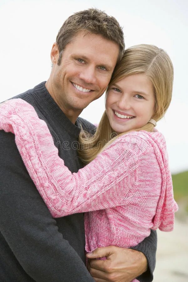 Dad daughter teen. Папа обнимает дочь. Папа обнимает подростка. Объятия отца и дочери подростка. Фотосессия папы и взрослой Дочки.