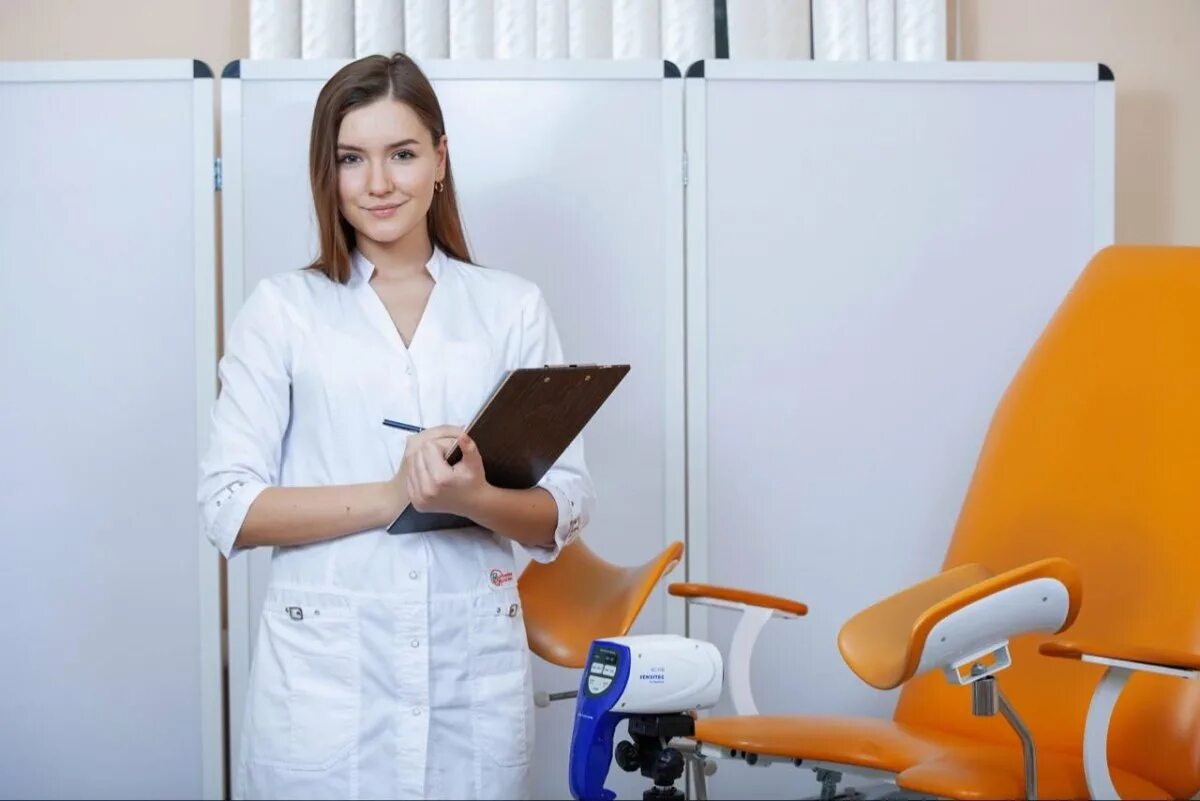 Гинекологическое обследование. Гинекологическое обследование женщин. Гинекологическое кресло в больнице. Гинекология осмотр. Медицинская сестра гинекологическая.