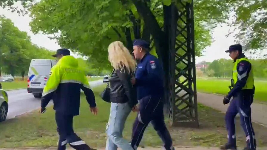 Девушку задержала полиция. Полиция задержала девушку. арестована девушка. полиция риги. полиция арестовала девочек.