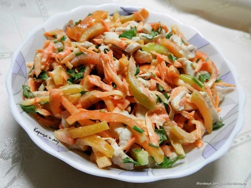 Салат копченая курица корейская морковь болгарский перец. Салат с болгарским перцем и курицей и корейской морковкой. Салат из копчёной курицы с корейской морковкой и болгарским перцем. Салат с корейской морковью и курицей и болгарским перцем. Куриная грудка с морковью по корейски