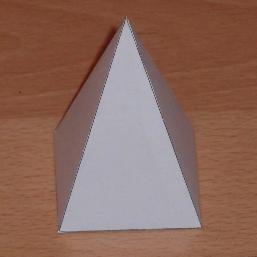 Пирамиды самому сделать. Макет пирамиды. Пирамида из бумаги. Макет объемной пирамиды. Объемный треугольник из бумаги.