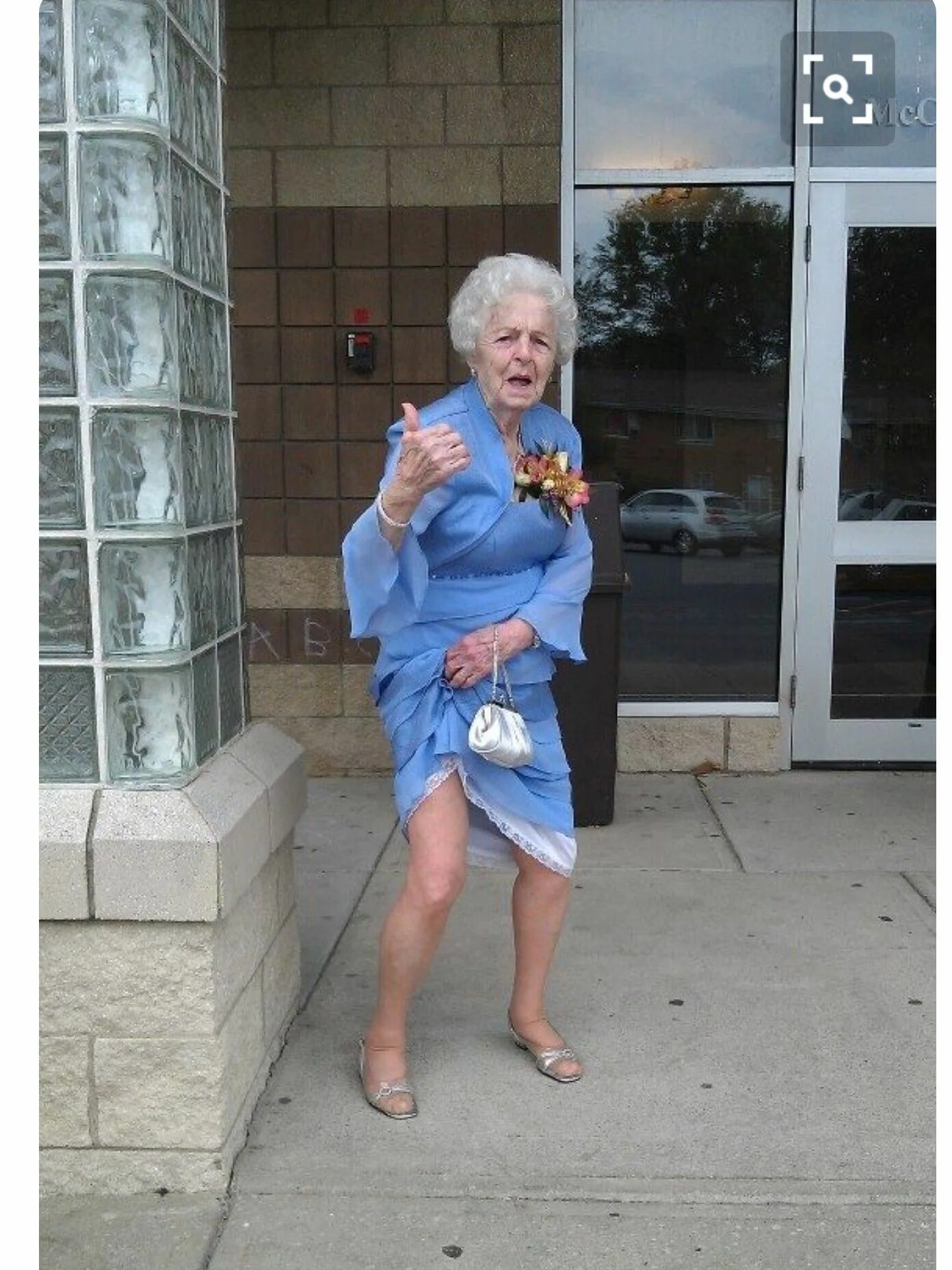Пожилая женщина в платье. Бабушка в коротком платье. Пожилые женщины в коротких платьях. Бабка хочет большого