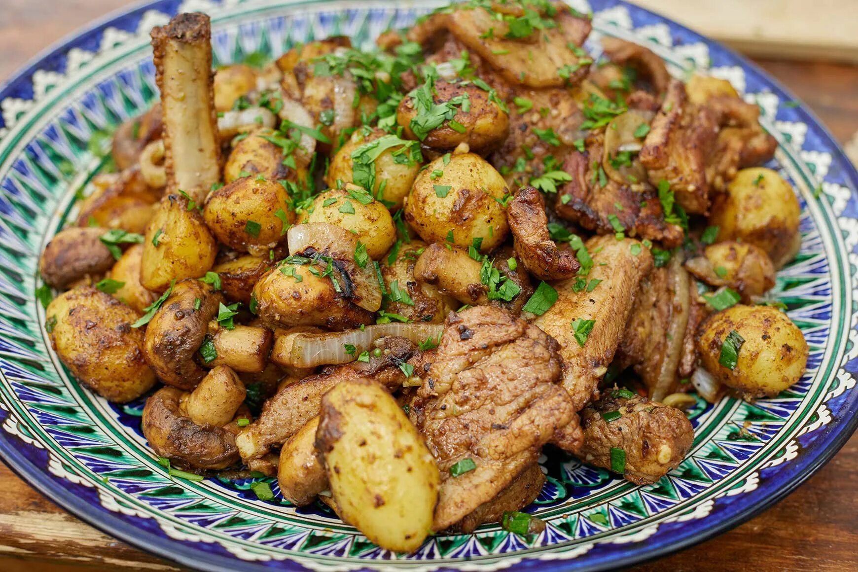 Приготовление картошки в казане. Картошка с мясом в казане. Жареная картошка с мясом в казане. Картошка с мясом в казане на костре. Картошка с мясом и грибами в казане.