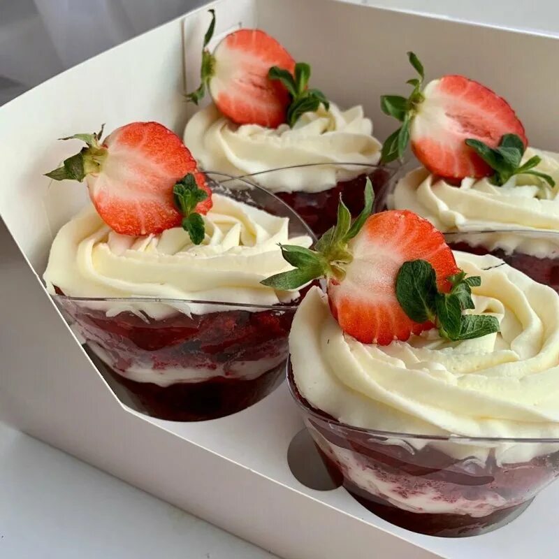 Трайфлы панчо. Трайфл баунти. Мороженое парфе. Трайфлы тирамису в стаканчиках. Трайфлы медовик в стаканчиках.