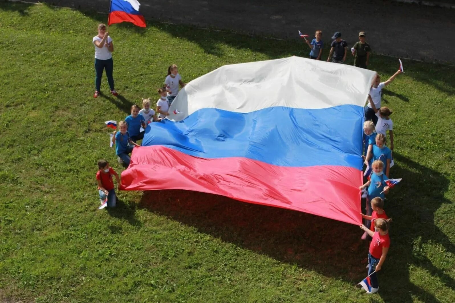 С днем России. Флаги на праздник. День флага. День России празднование. Как проводят день россии