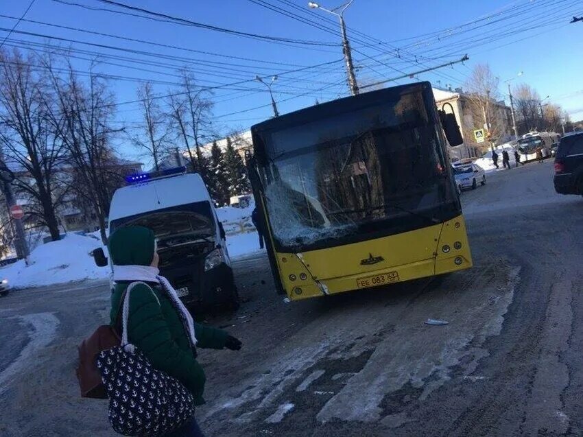 Авария маршрутки Тольятти. Тольятти машина протаранила автобус. Взорванный автобус в Тольятти. Взрыв автобуса в тольятти