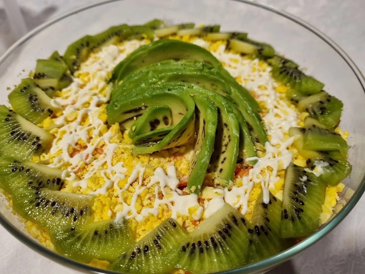 Салат с киви и курицей. Салат с куриной грудкой и киви. Салат с киви. Курица с киви рецепт. Курица с киви рецепт.