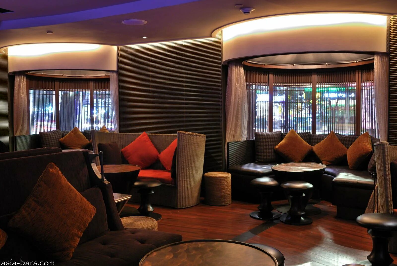 Лаунж или лаундж. Lounge bar. Лаунж или лаундж. Лаунж зона в кофейне. Лаунж бар кафе.