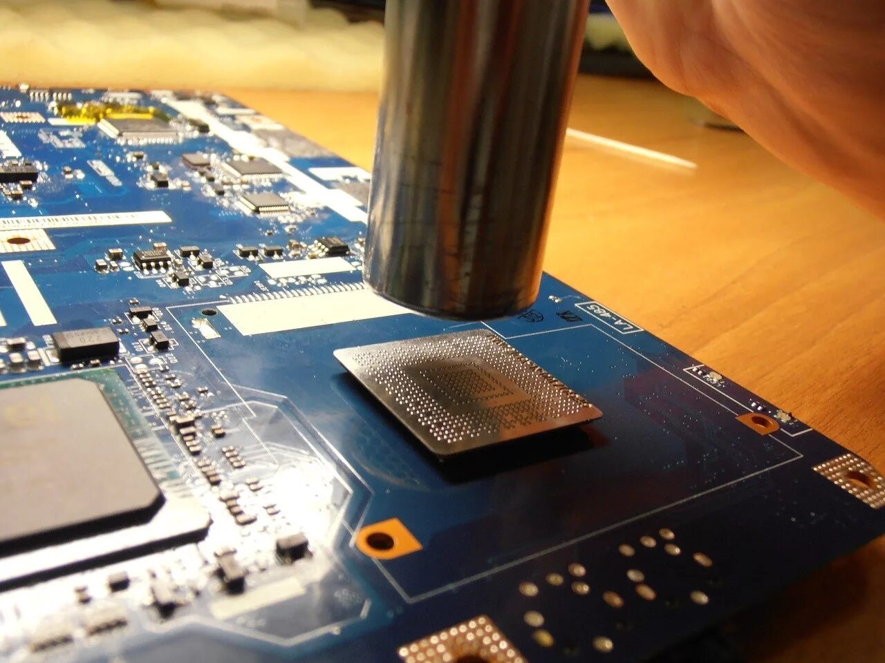 Память процессора на ноутбуке. Реболлинг БГА чипов. Реболл BGA чипа. Пайка БГА чипов. Реболлинг БГА микросхем.