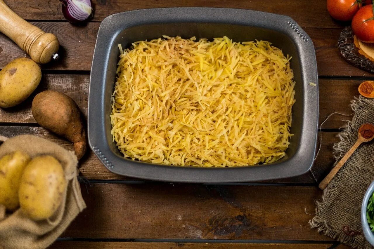 запеканка с тертым картофелем. мясо под шубой из тертого картофеля. рецепты из тертого картофеля. рецепты из тертого картофеля. тертая картошка.